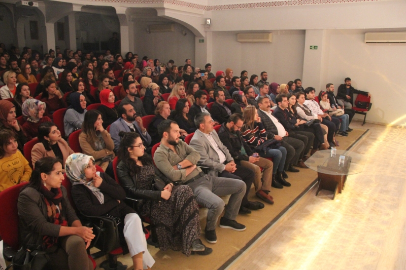 BÜYÜKŞEHİR BELEDİYESİ ŞEHİR TİYATROSU SEZONUN İLK OYUNUNU SERGİLEDİ