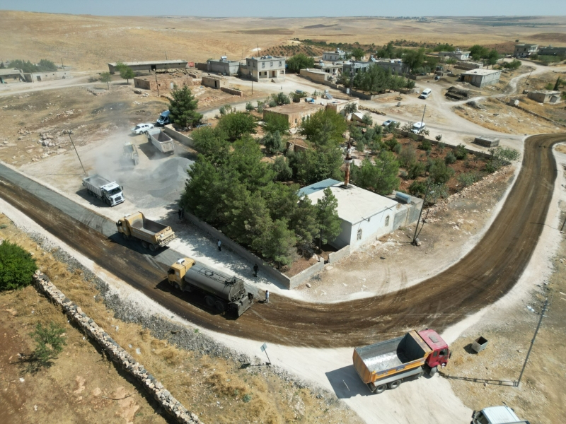 BÜYÜKŞEHİR BELEDİYESİNDEN İLÇELERDE SATHİ ASFALT ÇALIŞMASI