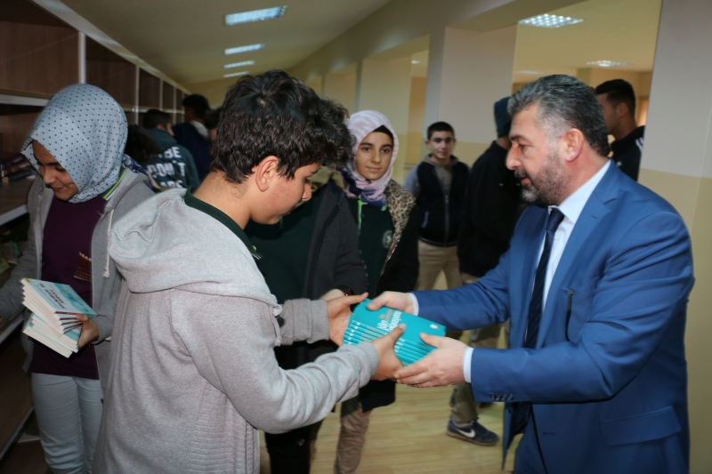 Büyükşehir Belediyesin'den Okul Kütüphanelerine Kitap Desteği