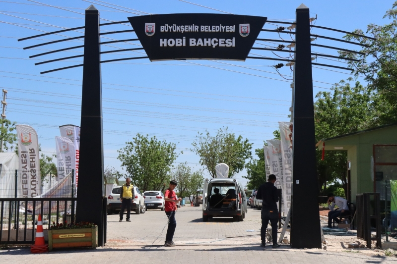 BÜYÜKŞEHİR BELEDİYESİNDEN VATANDAŞLARA İSOT FİDESİ DAĞITILDI