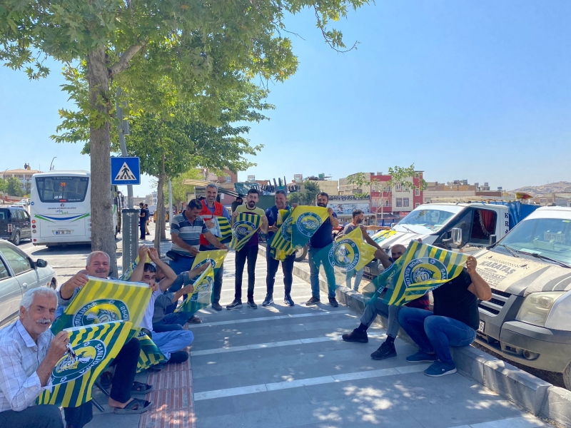 BÜYÜKŞEHİR BELEDİYESİNDEN ESNAFA ŞANLIURFASPOR BAYRAĞI