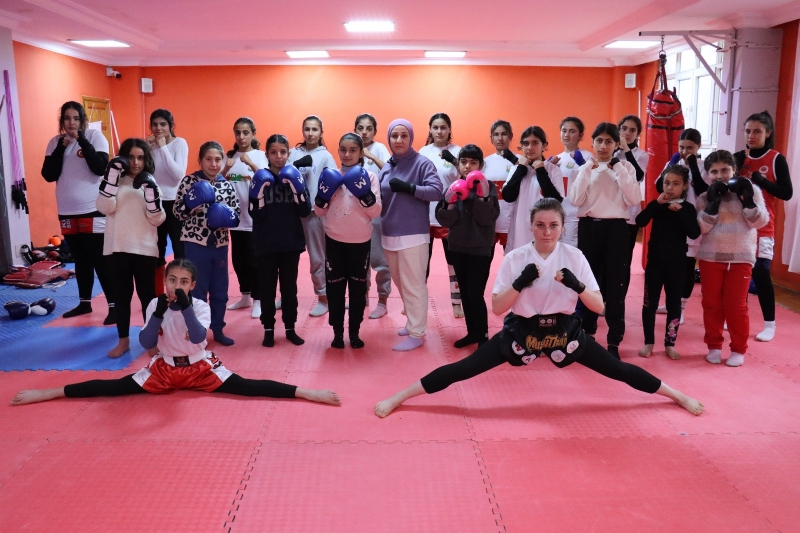 BÜYÜKŞEHİR BELEDİYESİ, GENÇLERE MUAY THAİ İLE BAŞARI YOLU AÇIYOR