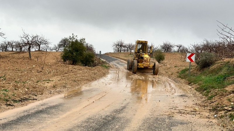 BÜYÜKŞEHİR EKİPLERİ, SELİN ZARARINI GİDERMEK İÇİN SAHADA