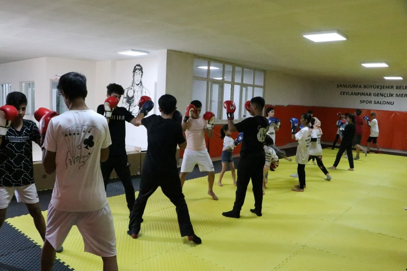 BÜYÜKŞEHİR GENÇLİK MERKEZLERİNE YOĞUN İLGİ