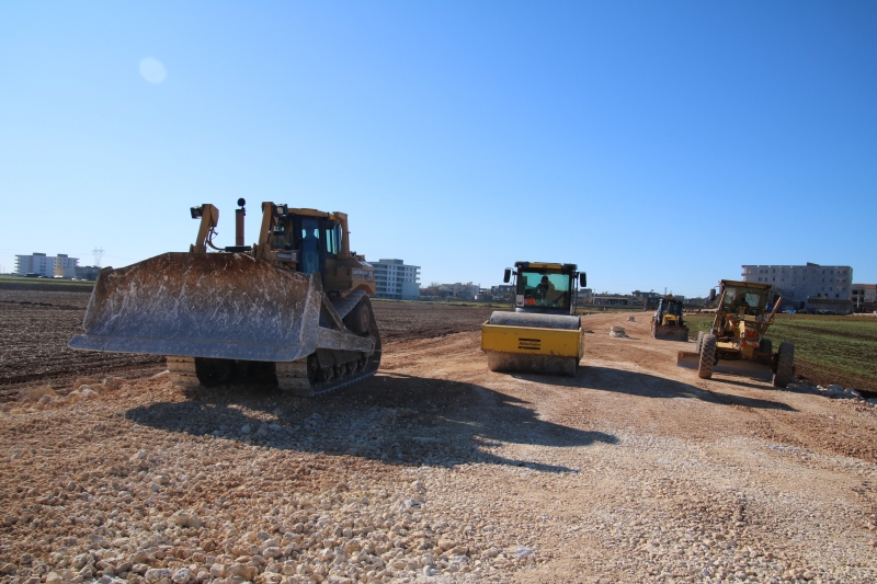 BÜYÜKŞEHİR, HİLVAN’A KÜTÜPHANE VE YENİ YOLLAR KAZANDIRIYOR