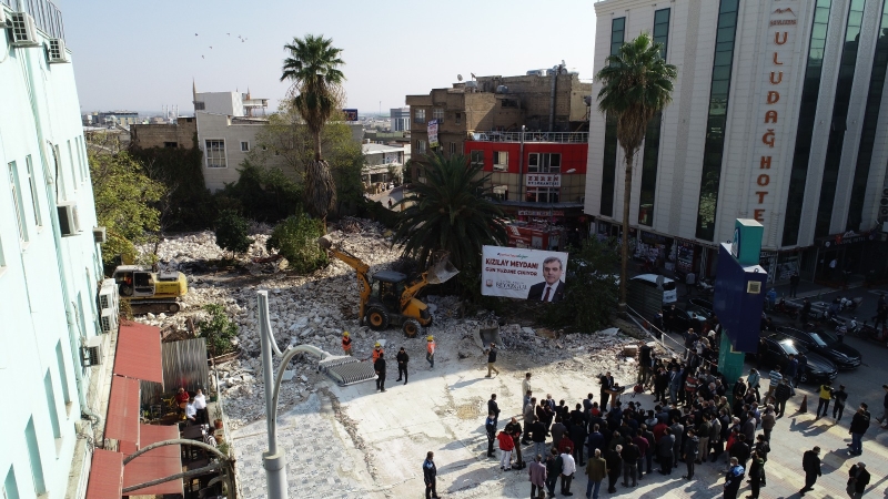 BÜYÜKŞEHİR İLE KIZILAY MEYDANI GÜN YÜZÜNE ÇIKIYOR