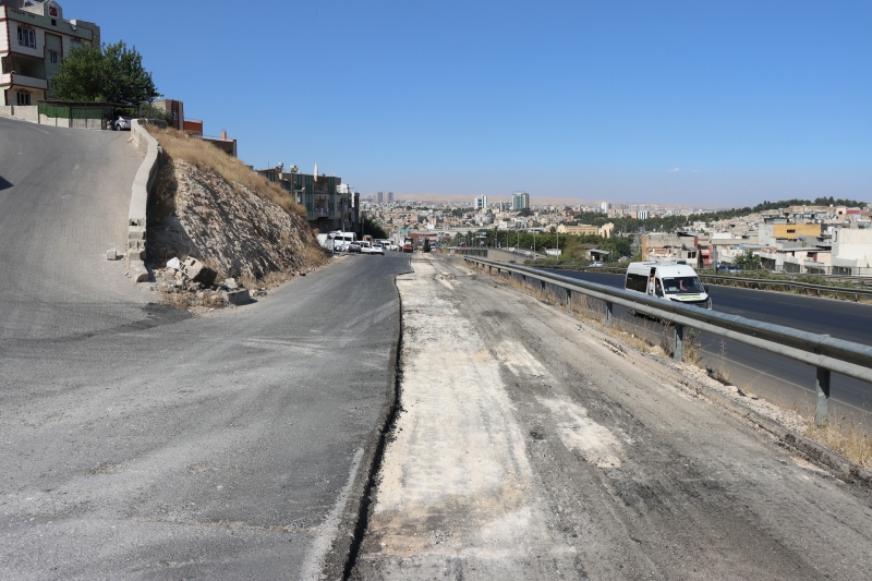 BÜYÜKŞEHİR İPEKYOL BULVARI YAN YOLUNU ASFALTLA BULUŞTURDU