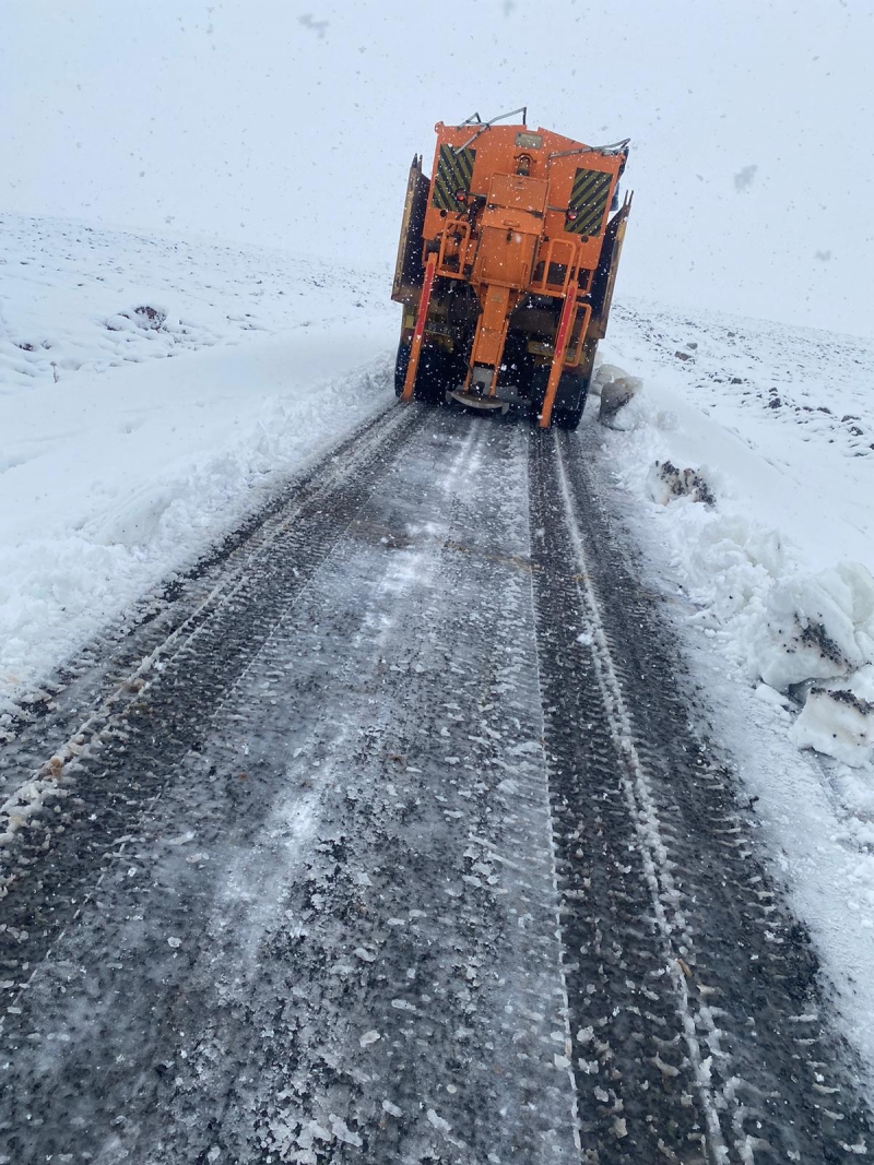 BÜYÜKŞEHİR SİVEREK KARACADAĞ BÖLGESİ’NDE KARLA MÜCADELE EDİYOR