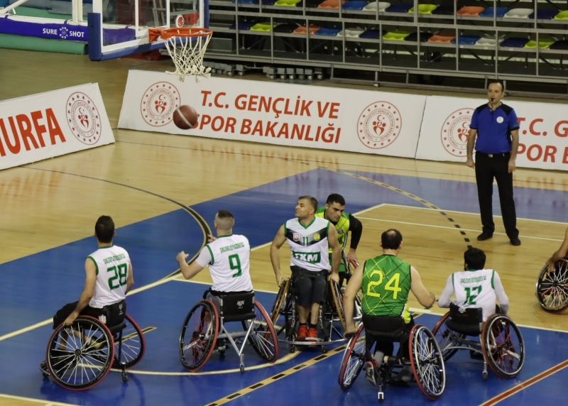 BÜYÜKŞEHİR TEKERLEKLİ SANDALYE BASKETBOLDA GALİBİYET SEVİNCİ