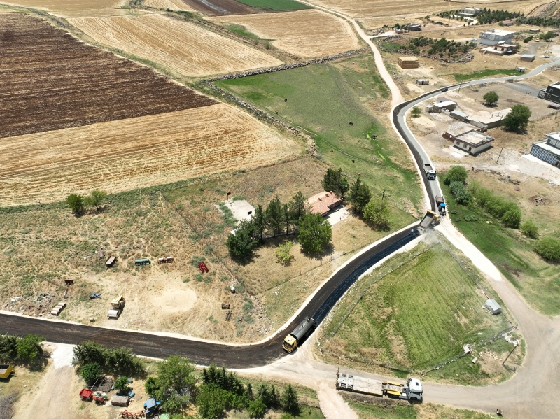 BÜYÜKŞEHİR VİRANŞEHİR'DE YOL KALİTESİNİ ARTIRMAK İÇİN SATHİ ASFALT ÇALIŞMALARINI HIZLANDIRIYOR