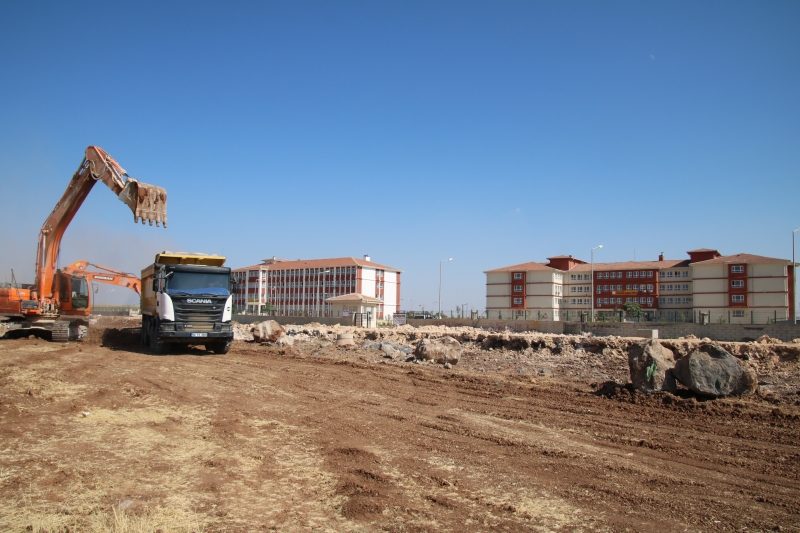 BÜYÜKŞEHİR, VİRANŞEHİR’DE OKUL KAMPÜS YOLUNU ASFALTLADI