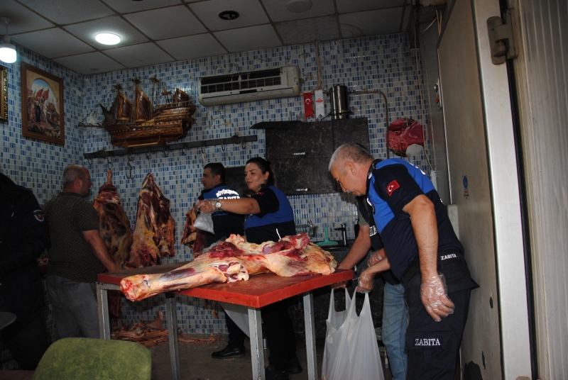 BÜYÜKŞEHİR ZABITA EKİPLERİ, SOFRALARA DÜŞECEK ZEHRİ ENGELLEDİ