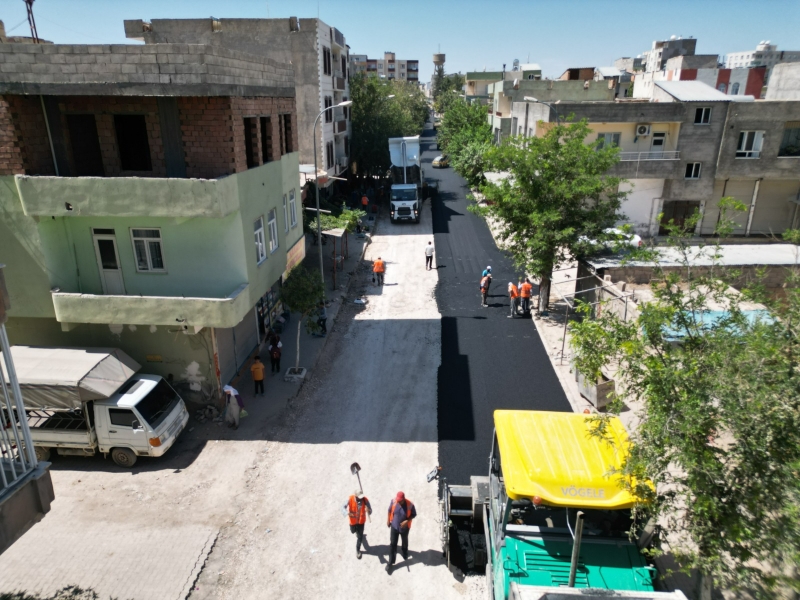 BÜYÜKŞEHİR’DEN AKÇAKALE VE VİRANŞEHİR’DE ASFALT SERİMİ