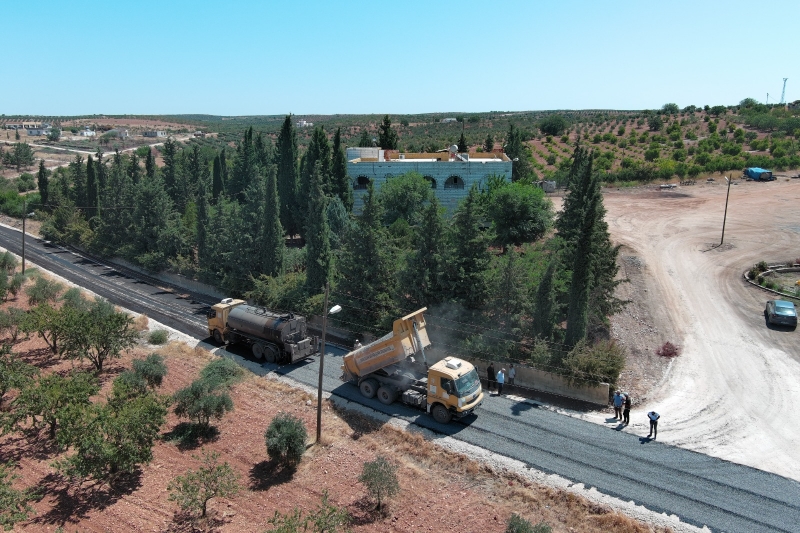 BÜYÜKŞEHİR’DEN BOZOVA KIRSALINDA SATHİ ASFALT ÇALIŞMASI