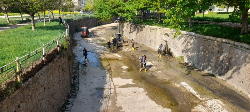 BÜYÜKŞEHİR’DEN DERELERDE PERİYODİK TEMİZLİK VE İLAÇLAMA ÇALIŞMASI