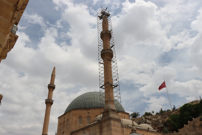 BÜYÜKŞEHİR’DEN DERGAH CAMİSİ MİNARESİNDE ONARIM ÇALIŞMASI