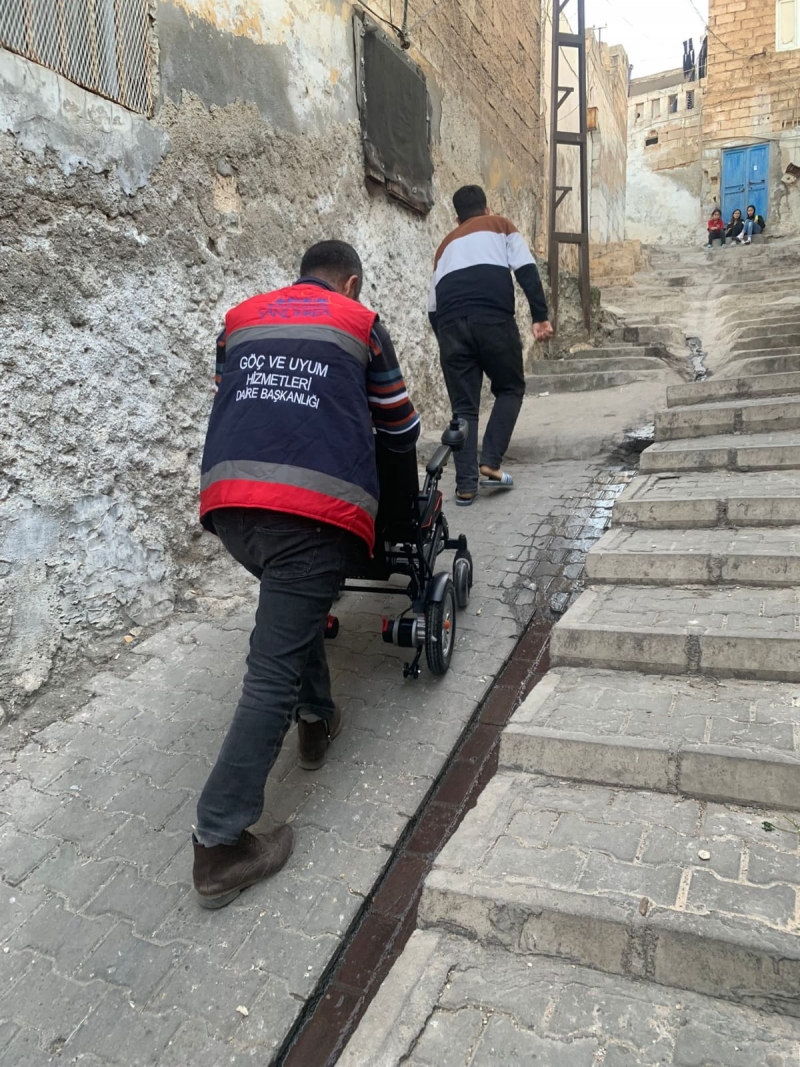 BÜYÜKŞEHİR’DEN ENGELLİ BİREYLERE TEKERLEKLİ SANDALYE