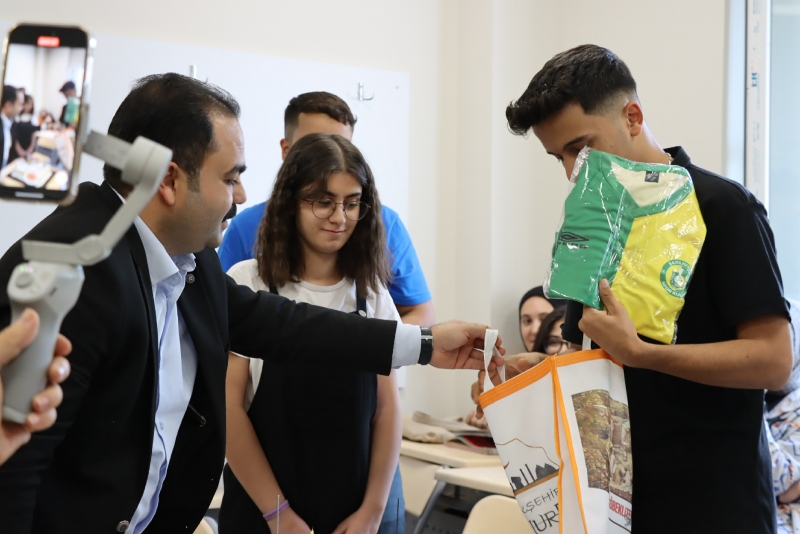 BÜYÜKŞEHİR’DEN GENÇLERE ANLAMLI SÜRPRİZ