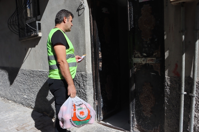 BÜYÜKŞEHİR’DEN NAR HASADI: DAR GELİRLİ AİLELERİN HANELERİNE KADAR ULAŞTIRILIYOR