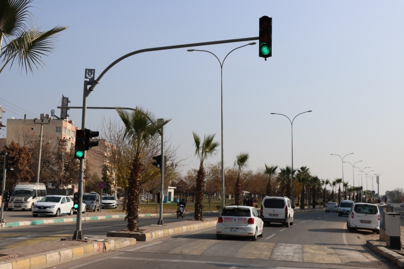 BÜYÜKŞEHİR’DEN OKUL ÖNLERİNE BUTONLU YAYA GEÇİDİ