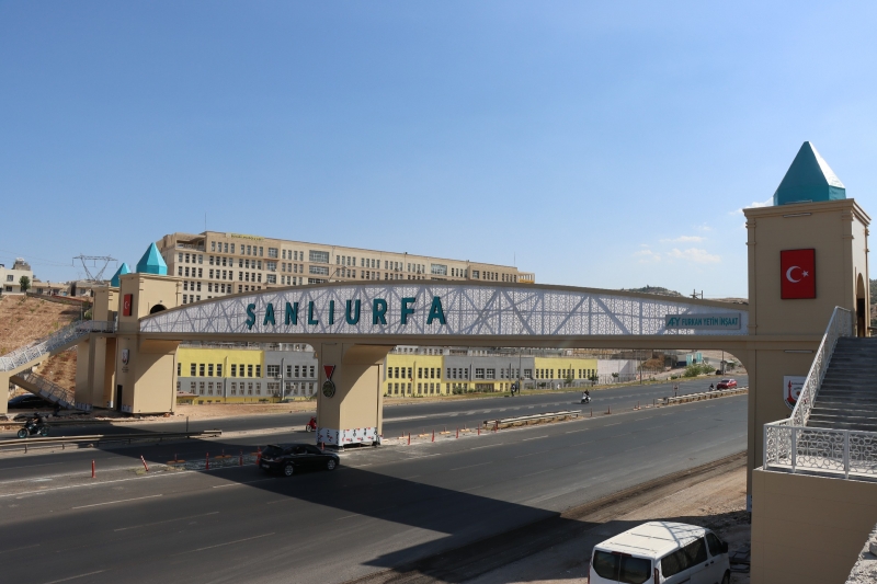 BÜYÜKŞEHİR’DEN OKULLAR BÖLGESİNE MODERN VE ESTETİK YAYA ÜST GEÇİDİ