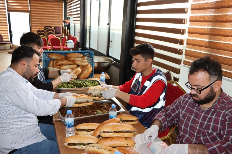 BÜYÜKŞEHİR’DEN SELDEN ETKİLENEN VATANDAŞLARA YEMEK DAĞITIMI