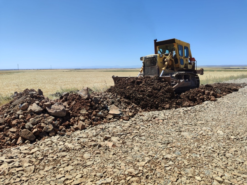 BÜYÜKŞEHİR’DEN SİVEREK KIRSALINDA STABİLİZE YOL ÇALIŞMASI