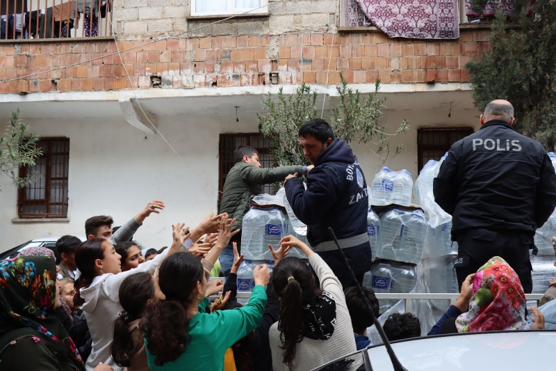 BÜYÜKŞEHİR’DEN SU DAĞITIMI VE SEL BÖLGESİNDE İLETİŞİM ÇADIRI