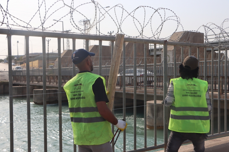 BÜYÜKŞEHİR’DEN SULAMA KANALINDA CAN GÜVENLİĞİ İÇİN TEL ÖRGÜ ÖNLEMİ