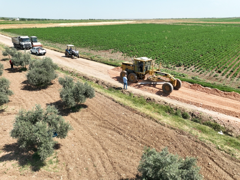 BÜYÜKŞEHİR’DEN SURUÇ İLGİLİ – GÖLEN KIRSALINDA ASFALT ÖNCESİ HAZIRLIK