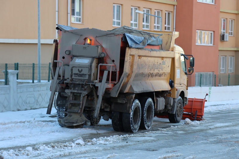 BÜYÜKŞEHİR’DEN ZEYTİN DALI EĞİTİM KAMPÜSÜNDE KAR KÜREME VE TUZLAMA ÇALIŞMASI