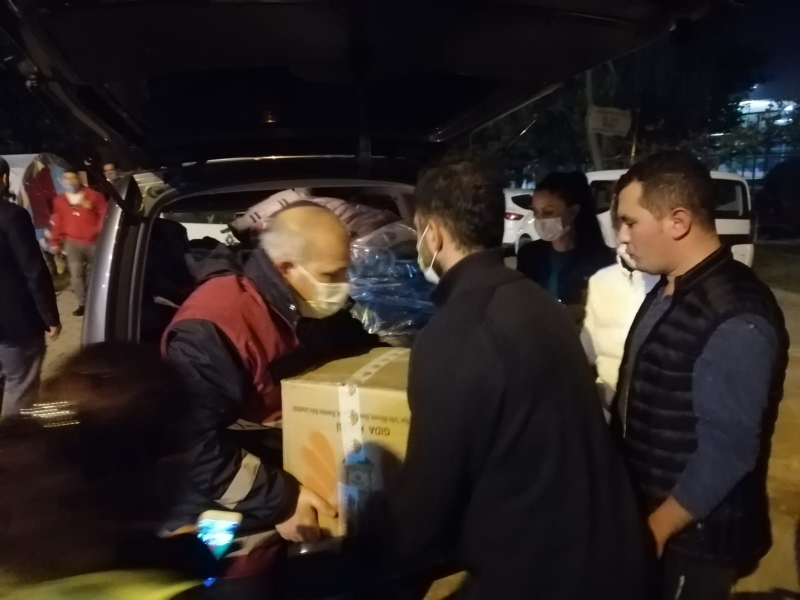 BÜYÜKŞEHİR’İN YARDIMLARI İZMİRLİ DEPREMZEDELERE ULAŞTI