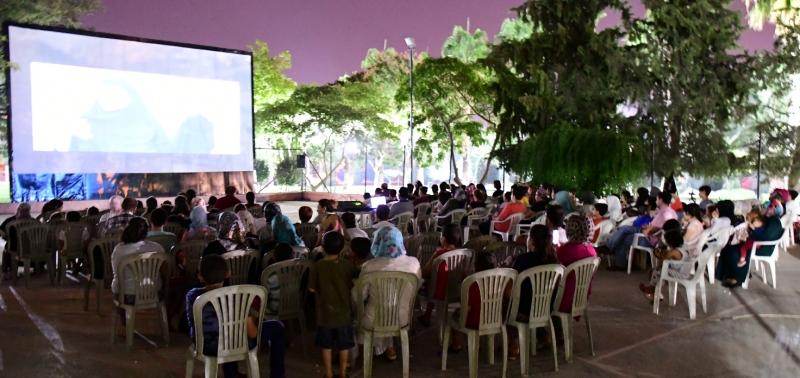BÜYÜKŞEHİR’İN YAZ SİNEMASI ETKİNLİĞİ YOĞUN İLGİ GÖRÜYOR