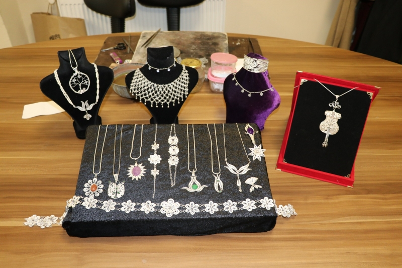 BÜYÜKŞEHİRLE KADINLAR TAKI TASARIMLARINI ÜRETİYOR