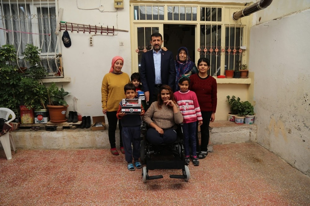 Eyyübiye’de tekerlekli sandalye dağıtımı devam ediyor