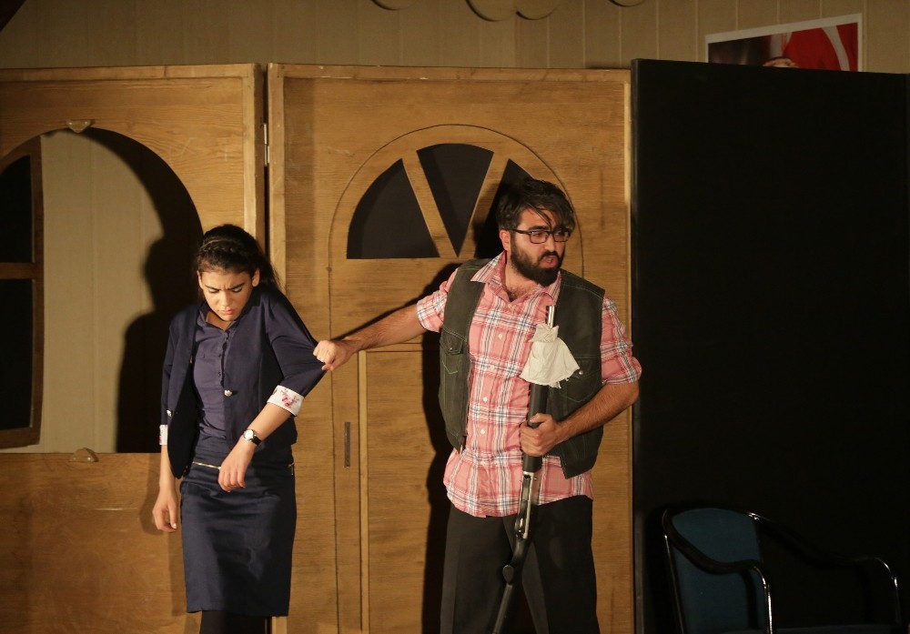 Haliliye tiyatro grubu, duvarların ötesi oynunu Akçakale’de sahneledi