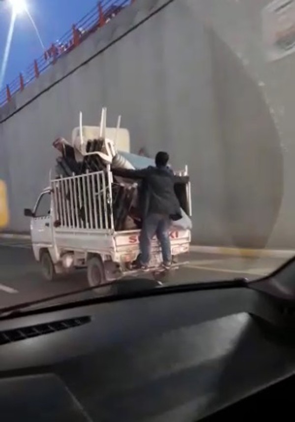 (Özel Haber) Pikabın arkasına tutunarak yolculuk eden genç yürekleri ağızlara getirdi