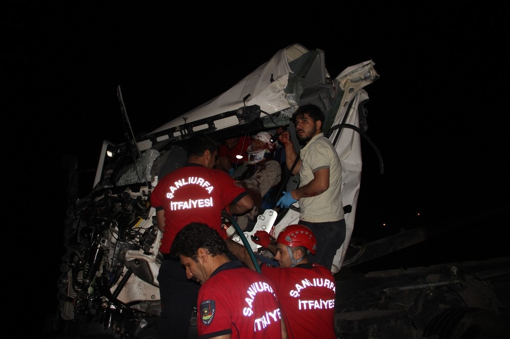 (Özel) Zincirleme kamyon kazasında sıkışan sürücü kurtarıldı