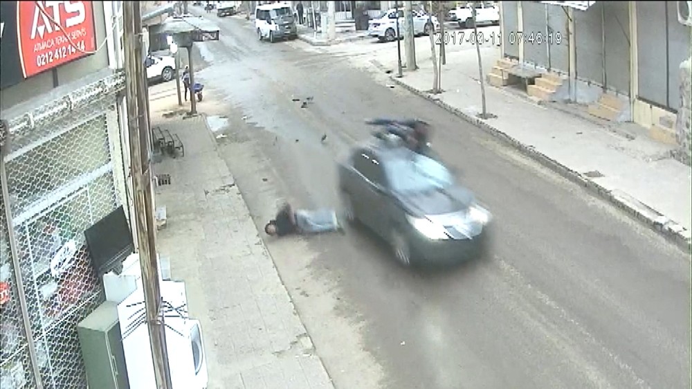 Motosiklet sürücüsü çarptığı otomobilin üstünde kaldı