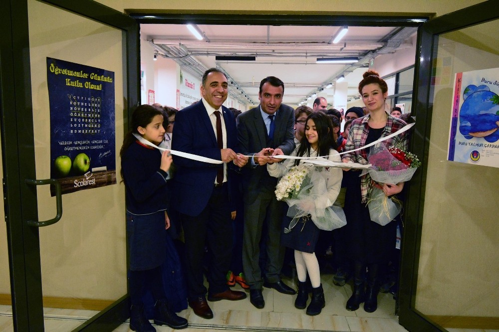 İlk kişisel sergisini kendi okulunda açtı