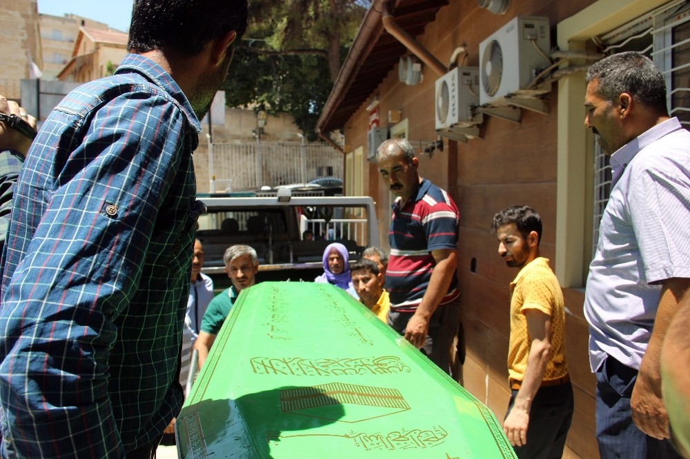 Yol kenarında erkek cesedi bulundu