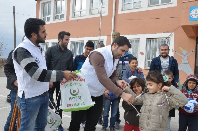 Üniversite öğrencilerinden okullara yardım