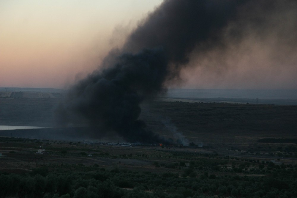 Kilis’te, askerlerin kaldığı konteynerlerde yangın çıktı, mühimmatlar patlıyor