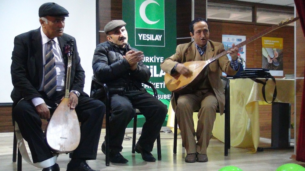 (Özel Haber) Ozanlar okul okul gezerek madde bağımlılıklarının zararlarını türkülerle anlatıyor