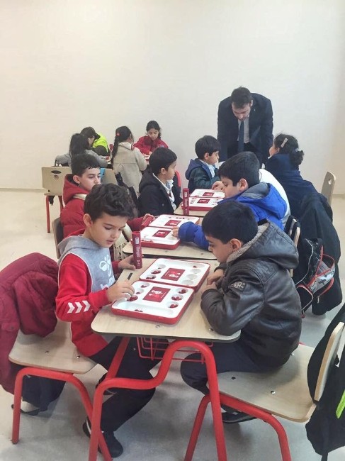 TED’li öğrenciler zeka ve strateji oyunu mangalayı öğreniyor