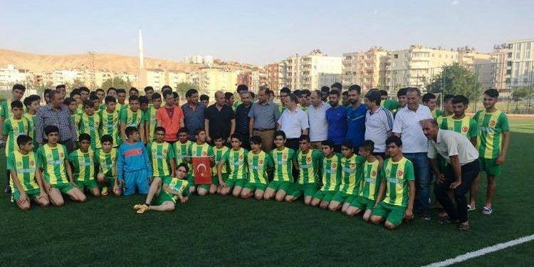 Eyyübiye’den Futbol seçmelerine katılan gençlere şort ve forma