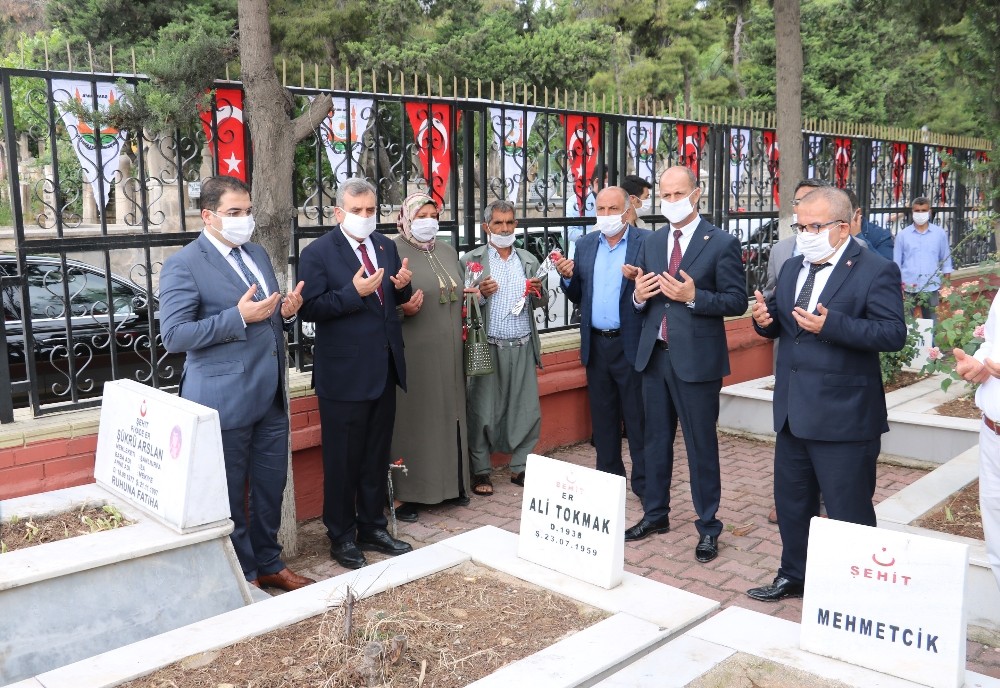 Şehitliklerde hüzünlü bayramlaşma