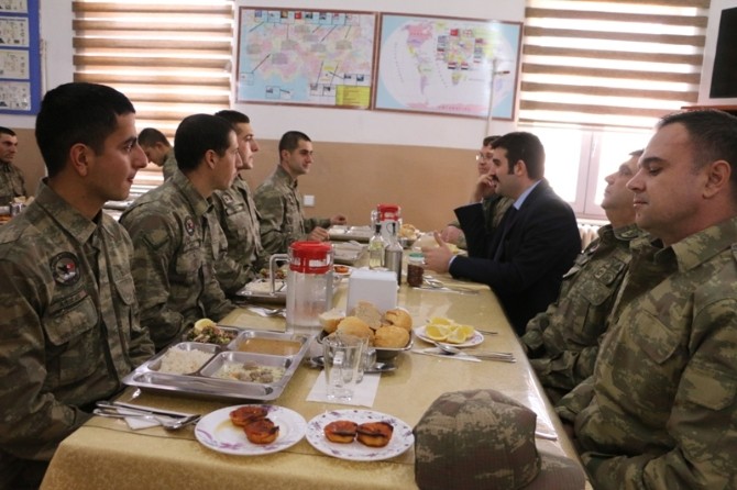 Kaymakam Yosunkaya’dan sınır karakolunda askerlere moral ziyareti