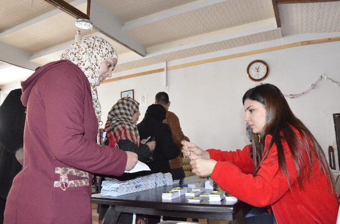 Suriyeli muhtaç ailelere Kızılay Kart dağıtıldı