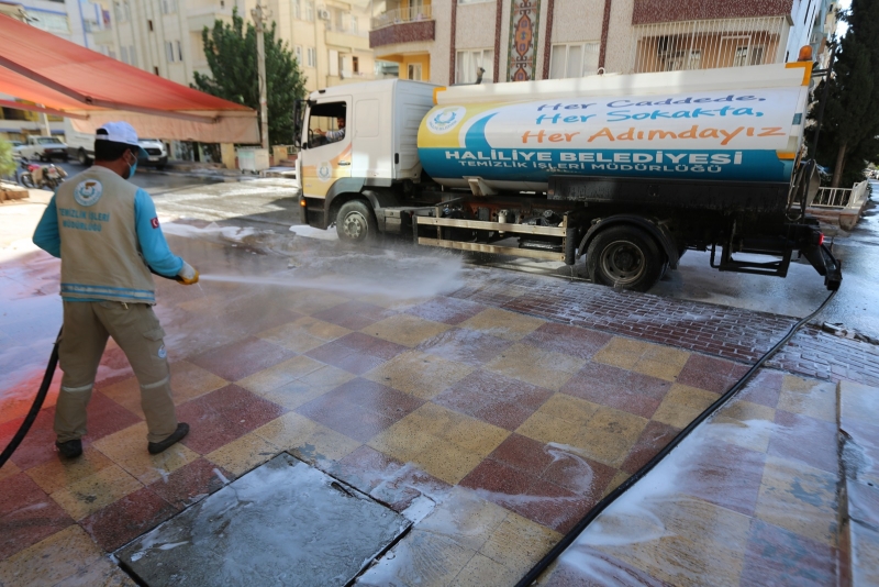 CADDE VE SOKAKLAR BEYAZA BÜRÜNMEYE DEVAM EDİYOR